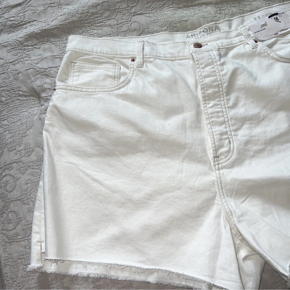 Arizona Juniors 23 Hi-Rise White Denim Cutoff Jean Shorts  4" Inseam NEW - Picture 2 of 12